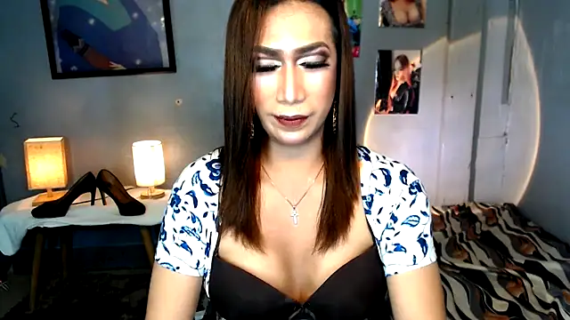 Snapshot of littleredbunny27 chatting on June 5, 2026, 9:37 am littleredbunny27 online show from June 5, 2026, 9:37 am
