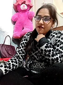 Vanshika1432 online show from November 24, 2025, 4:07 pm
