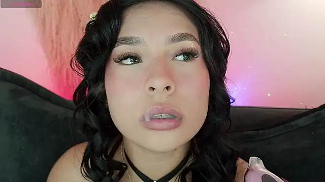mia roux1 online show from June 14, 2026, 9:28 pm