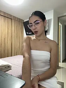 IslaCole online show from July 14, 2026, 2:05 am