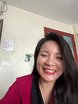 Bee Yellow00 online show from June 16, 2026, 1:52 am