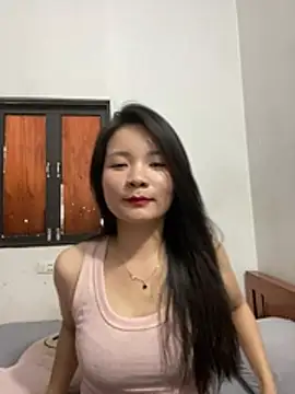 Bee Yellow00 online show from June 17, 2026, 3:53 am