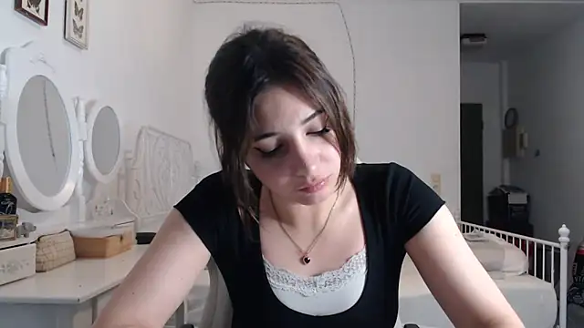 Snapshot of bellefleurrr chatting on June 18, 2026, 12:33 am bellefleurrr online show from June 18, 2026, 12:33 am