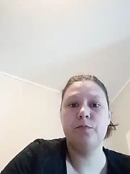 Snapshot of GlitterAuburn chatting on June 1, 2026, 1:02 pm GlitterAuburn online show from June 1, 2026, 1:02 pm