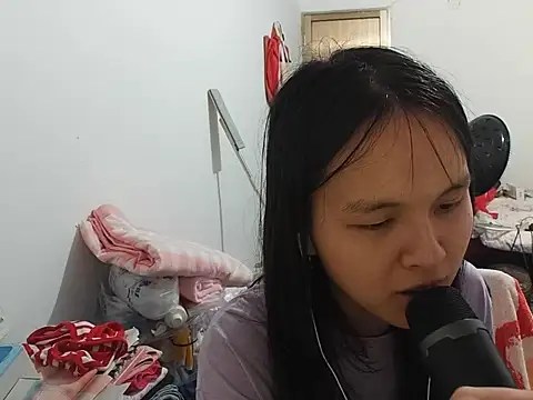 Snapshot of RebelAura chatting on July 2, 2026, 7:31 pm RebelAura online show from July 2, 2026, 7:31 pm