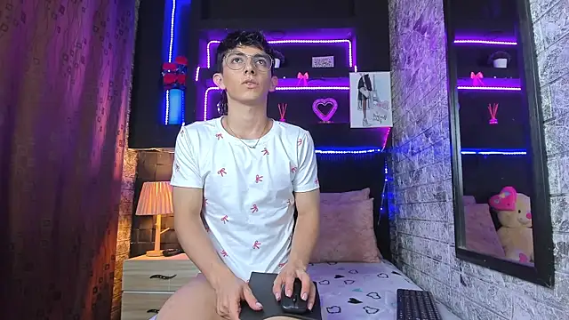 ElanGiraldo online show from August 9, 2026, 10:15 pm
