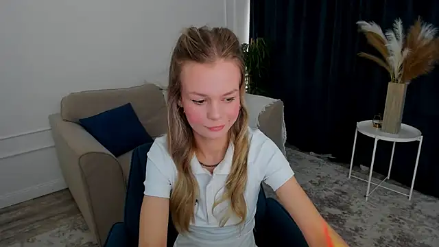MidnighteAura online show from June 26, 2026, 5:06 pm