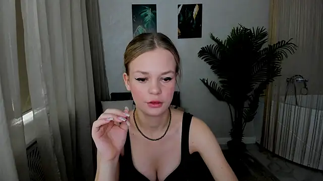 MidnighteAura online show from July 15, 2026, 4:18 am