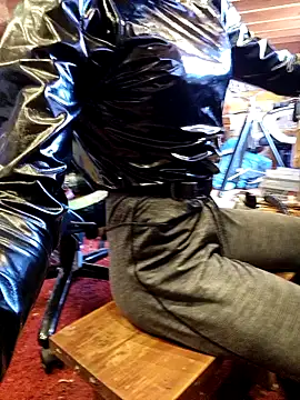 laaralatexxa BDSM online show from August 7, 2026, 10:39 am