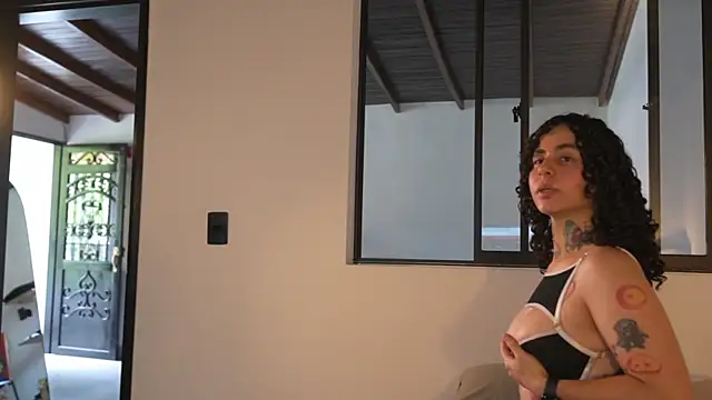 Estefania Velez online show from July 10, 2026, 8:22 pm