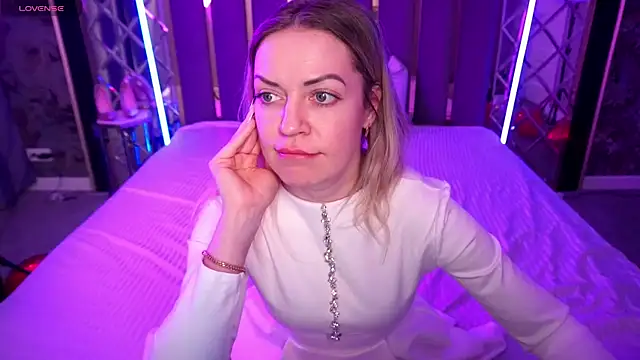 AnnaRayy online show from February 5, 2026, 2:11 pm