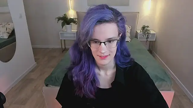 Snapshot of AuraLaunni chatting on June 27, 2026, 7:35 am AuraLaunni online show from June 27, 2026, 7:35 am