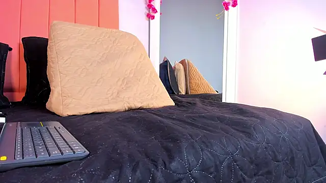 rose thompson19 online show from June 18, 2026, 7:18 pm
