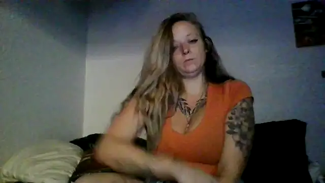 Snapshot of Gypsymomma17 chatting on June 14, 2026, 3:19 am Gypsymomma17 online show from June 14, 2026, 3:19 am