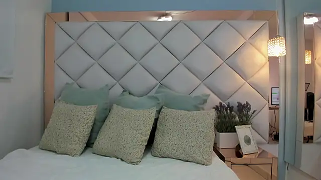 crystalstonee online show from May 26, 2026, 11:12 pm