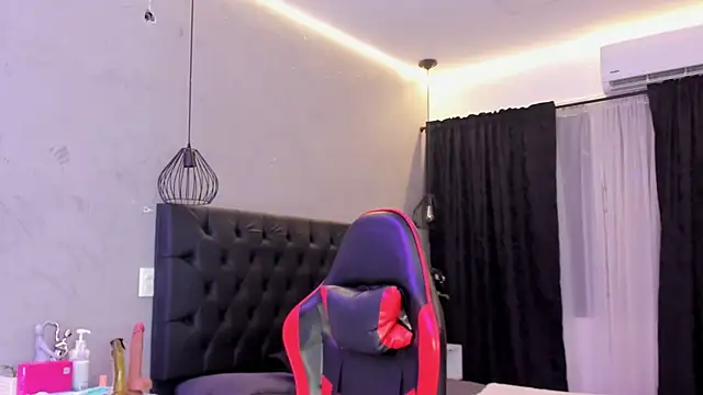 naomi  blair online show from July 17, 2026, 3:24 am