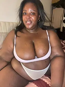 Snapshot of BouncyBBW chatting on July 25, 2026, 9:45 pm BouncyBBW online show from July 25, 2026, 9:45 pm