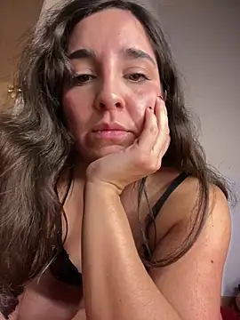 Snapshot of Latinaelisa chatting on June 10, 2026, 3:39 am Latinaelisa online show from June 10, 2026, 3:39 am
