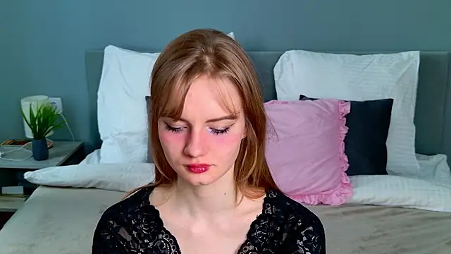 ElfieWhite online show from May 11, 2026, 4:59 pm