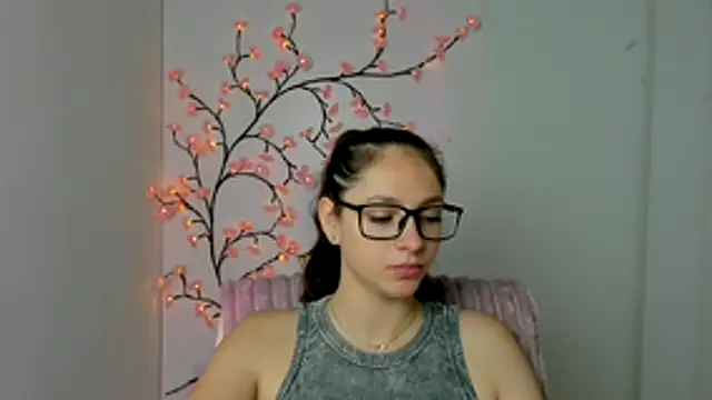 KissMeJulia online show from June 16, 2026, 11:13 am