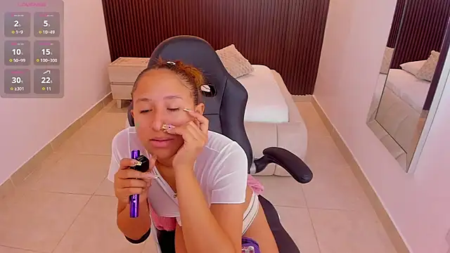Snapshot of LESLYSIMPSON chatting on June 14, 2026, 7:49 pm LESLYSIMPSON online show from June 14, 2026, 7:49 pm