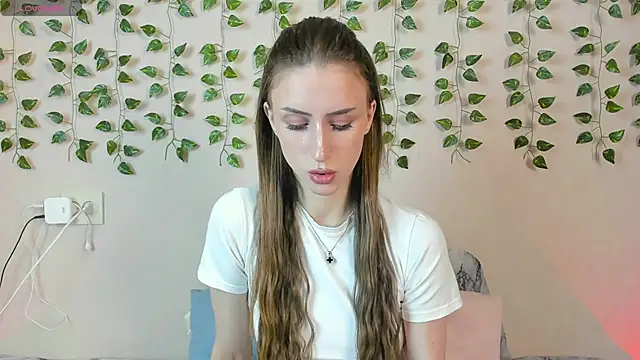 Snapshot of EllieRough chatting on June 18, 2026, 4:24 am EllieRough online show from June 18, 2026, 4:24 am
