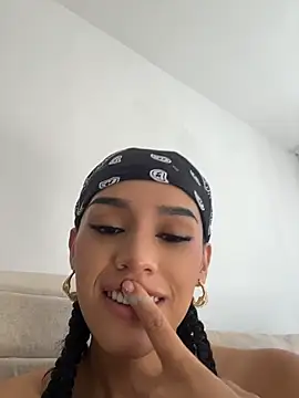 Mia-villalobos online show from July 15, 2026, 2:22 pm