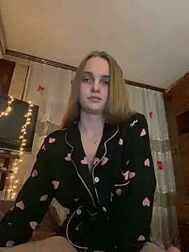 LunaVey online show from June 18, 2026, 6:23 pm