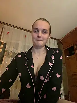 LunaVey online show from August 6, 2026, 7:27 pm