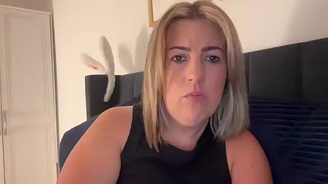 Snapshot of annabellewarick chatting on June 16, 2026, 8:22 pm annabellewarick online show from June 16, 2026, 8:22 pm