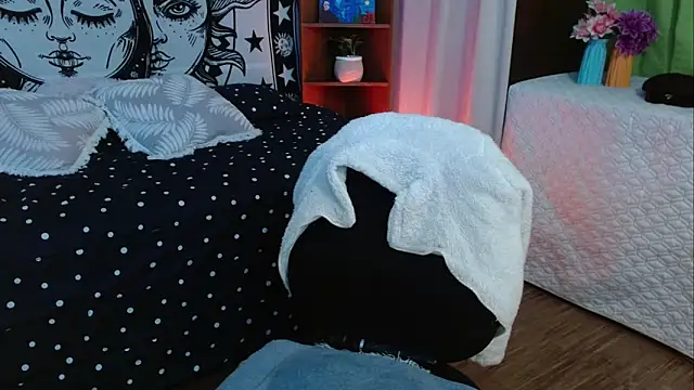  Alexandra Jones online show from June 15, 2026, 12:02 am