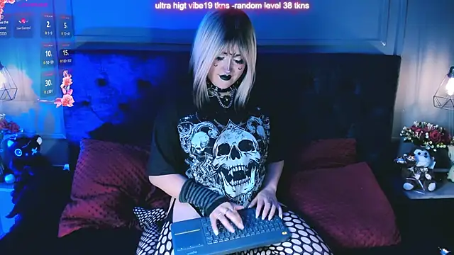  Elissabat  online show from May 19, 2026, 8:37 pm