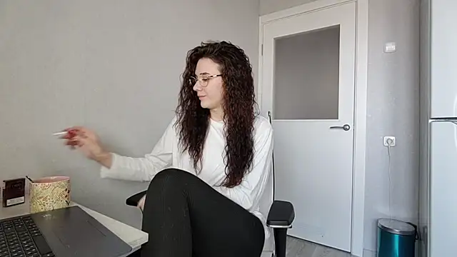 LaritaTocchio online show from April 13, 2026, 7:25 am