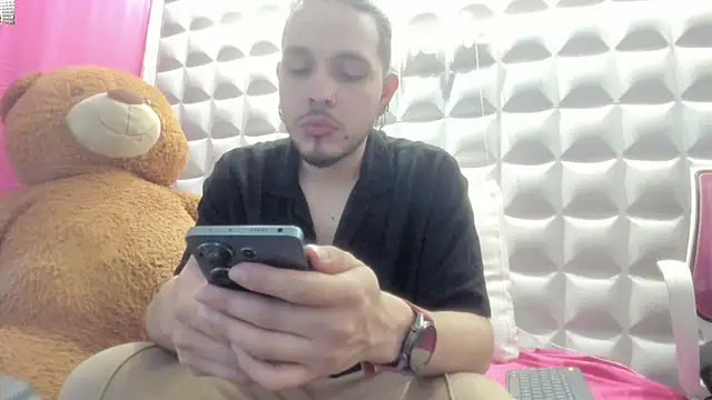 Snapshot of Bry__ chatting on April 22, 2026, 3:35 pm Bry online show from April 22, 2026, 3:35 pm
