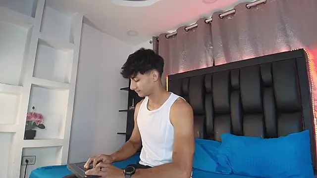 MaxiimoRomano  online show from June 17, 2026, 4:19 pm