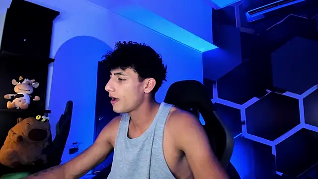 MaxiimoRomano  online show from July 8, 2026, 7:07 pm