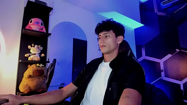 MaxiimoRomano  online show from July 15, 2026, 7:08 pm