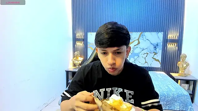 Snapshot of AdrianFranko chatting on May 25, 2026, 1:39 pm AdrianFranko online show from May 25, 2026, 1:39 pm