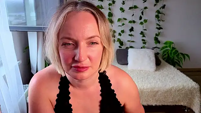 Snapshot of MonikFoxi chatting on July 2, 2026, 4:29 am MonikFoxi online show from July 2, 2026, 4:29 am