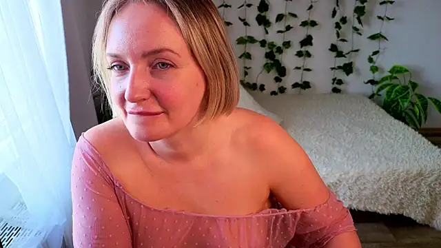 Snapshot of MonikFoxi chatting on July 4, 2026, 4:29 am MonikFoxi online show from July 4, 2026, 4:29 am