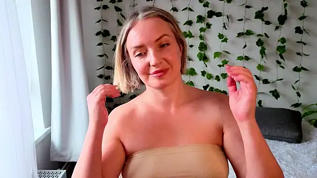 Snapshot of MonikFoxi chatting on July 10, 2026, 5:01 am MonikFoxi online show from July 10, 2026, 5:01 am