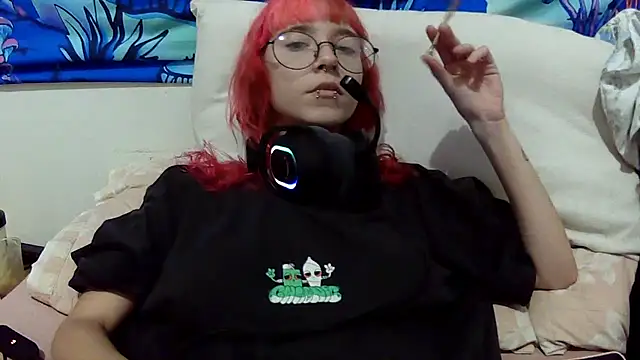 Snapshot of Moon_ chatting on June 5, 2026, 3:35 am Moon online show from June 5, 2026, 3:35 am