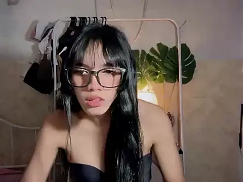 Leijona Milker online show from July 28, 2026, 12:48 pm