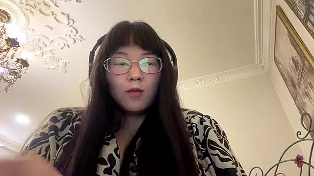 Feylinmay online show from May 6, 2026, 6:02 pm