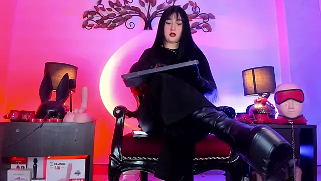 Madamedaphne  online show from July 7, 2026, 2:43 pm