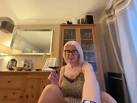 Laylaskyexx online show from June 24, 2026, 9:03 pm