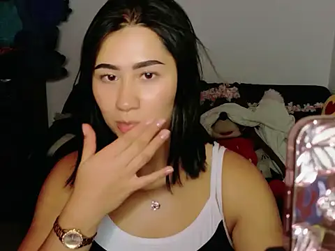 EvelynLeen  online show from July 17, 2026, 8:24 pm