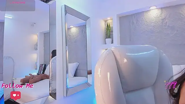NicolSantos online show from July 9, 2026, 11:47 am