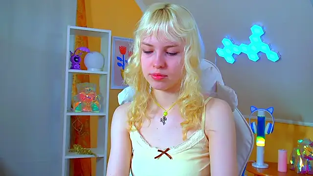 HannahHollis online show from June 17, 2026, 6:16 am