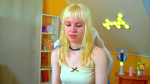 HannahHollis online show from June 28, 2026, 6:19 am